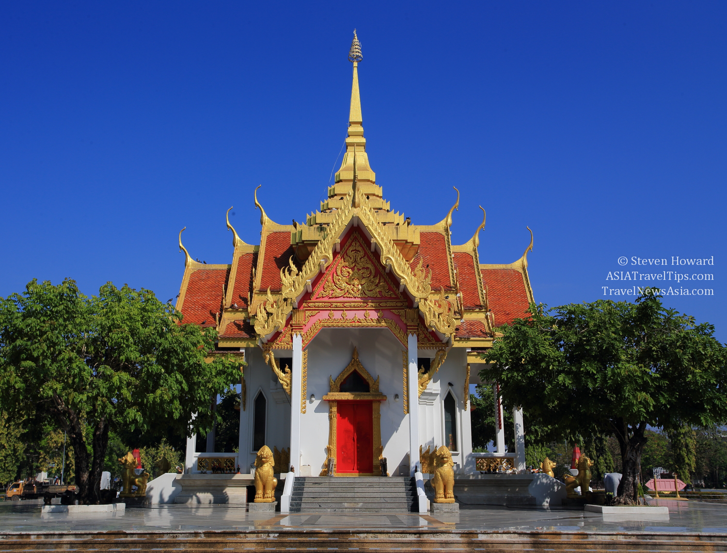 Ubon Ratchathani City Pillar Shrine. Picture by Steven Howard of TravelNewsAsia.com. Click to enlarge.