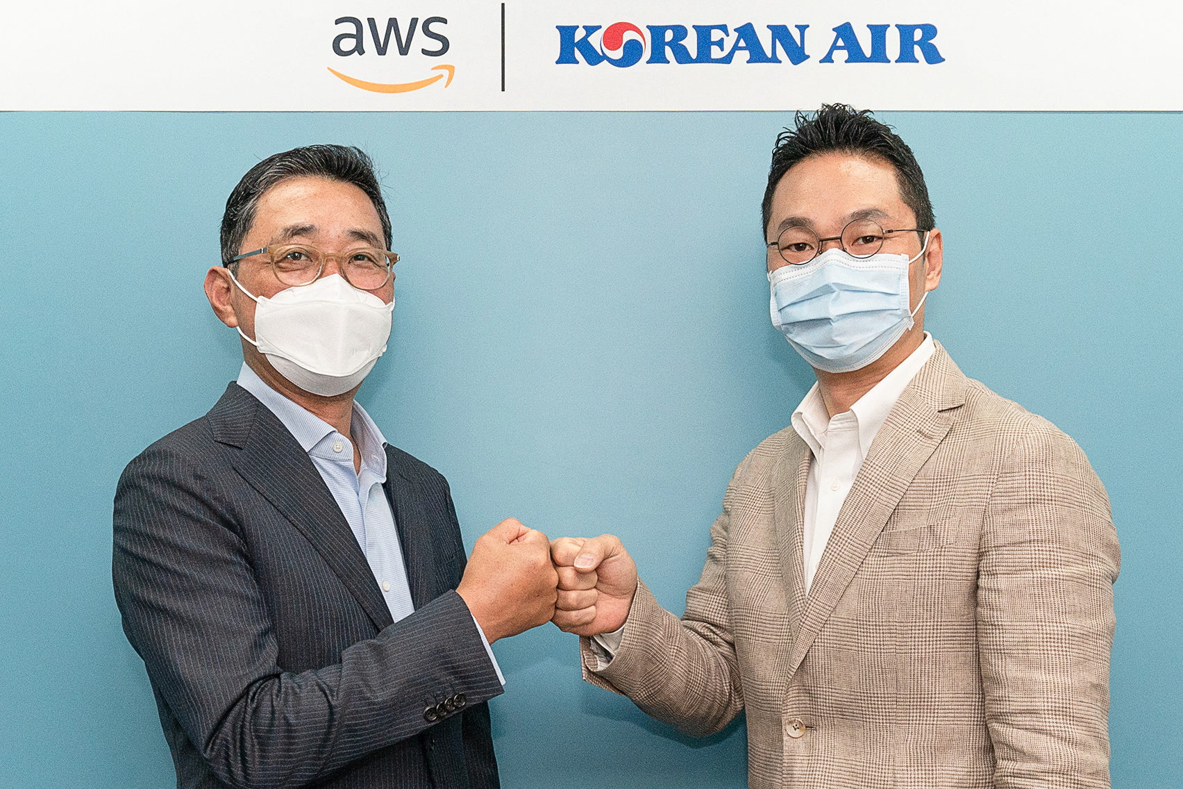 Kee Ho Ham (left), Managing Director of AWS Korea with Kenneth Chang, Executive Vice President of Korean Air. Click to enlarge.
