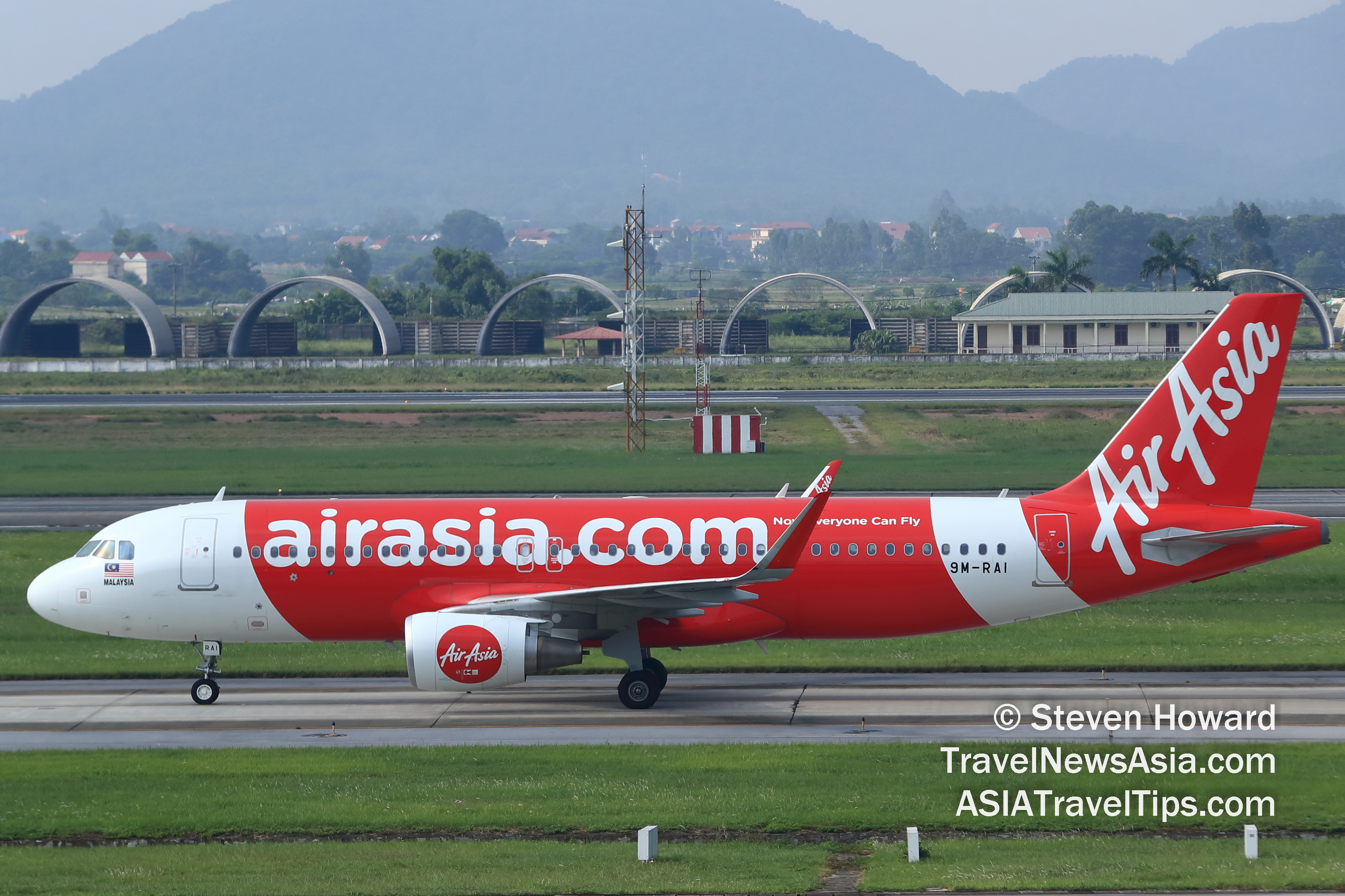 AirAsia Malaysia Airbus A320 reg: 9M-RAI. Picture by Steven Howard of TravelNewsAsia.com Click to enlarge.