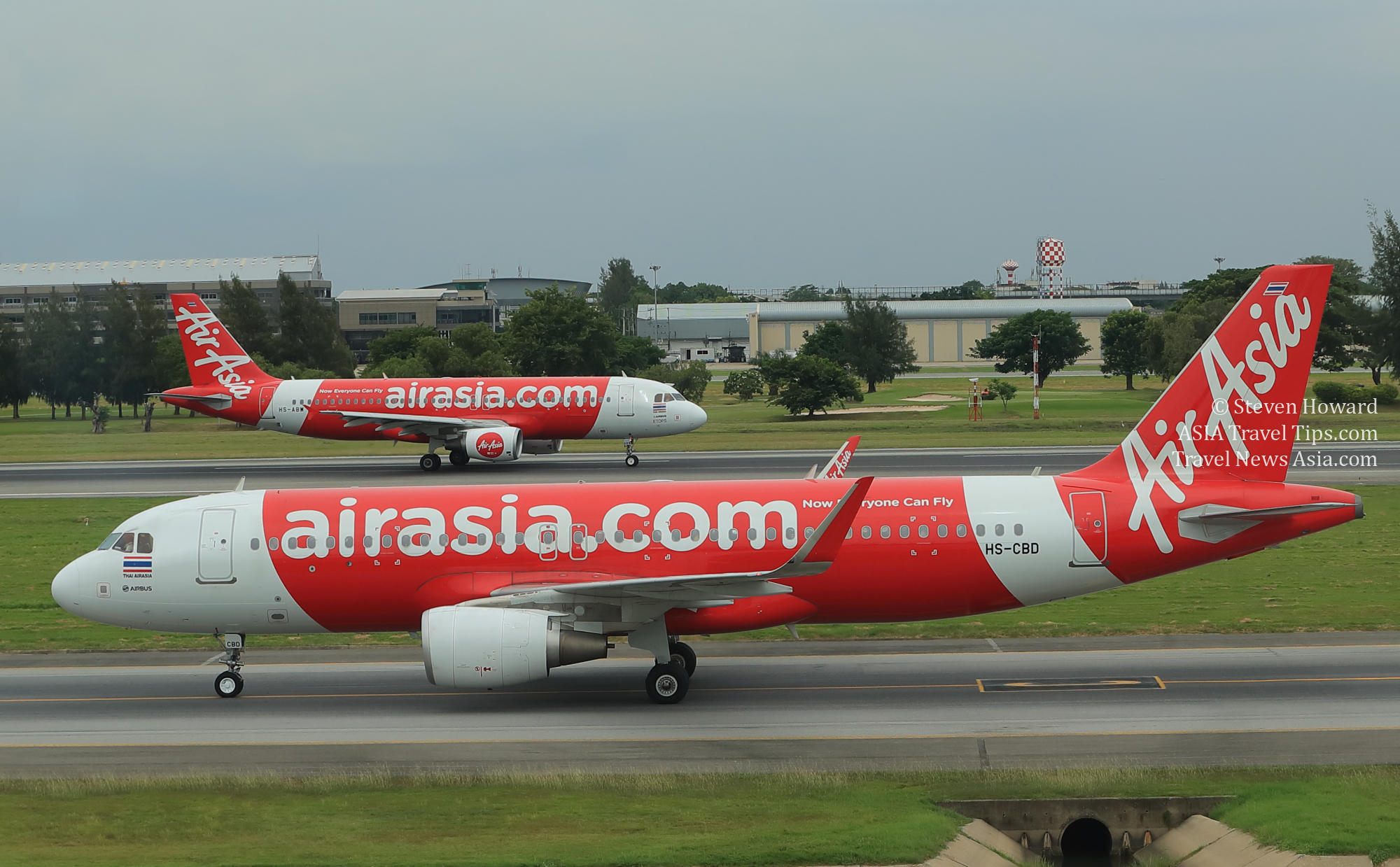 Thai AirAsia Airbus A320 aircraft at Don Mueang Int. Airport (DMK) in Bangkok, Thailand. Picture by Steven Howard of TravelNewsAsia.com Click to enlarge.
