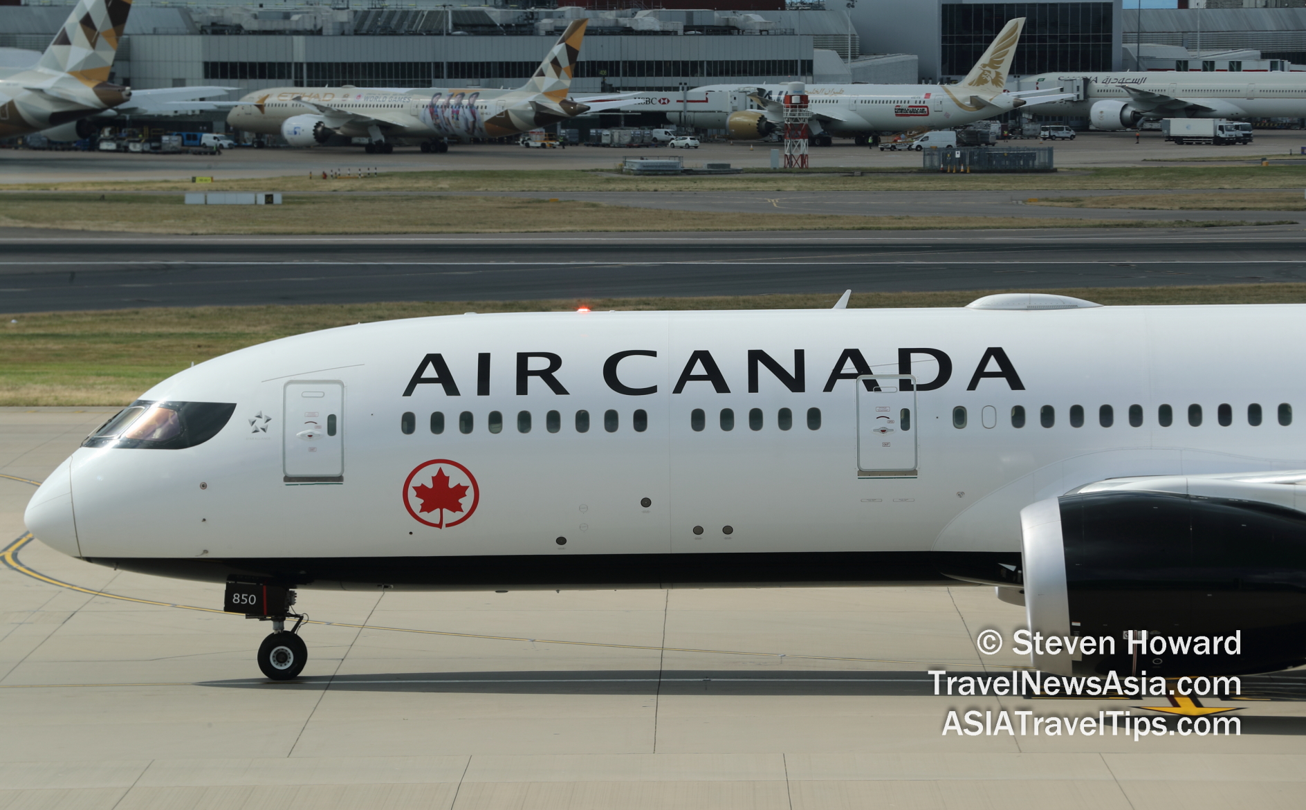 Air Canada Boeing 787-8 reg: C-FRTU. Picture by Steven Howard of TravelNewsAsia.com. Click to enlarge.