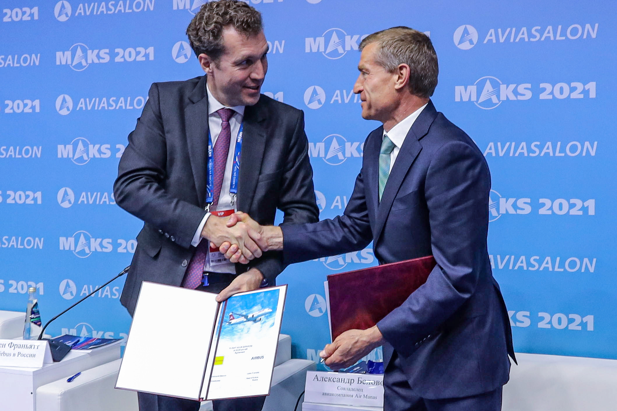 Julien Franiatte, Head of Airbus Russia & CIS and Alexandr Belovol, Shareholder of Air Manas signing the FHS contract. Click to enlarge.