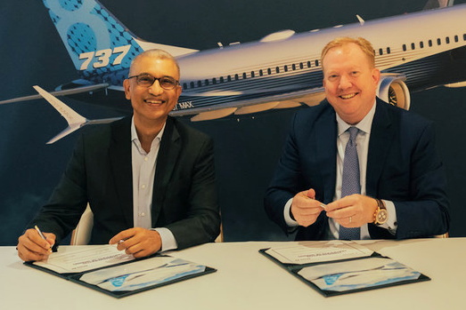 Vinay Dube (left), Akasa Air CEO with Stan Deal, Boeing Commercial Airplanes President and CEO. Click to enlarge.