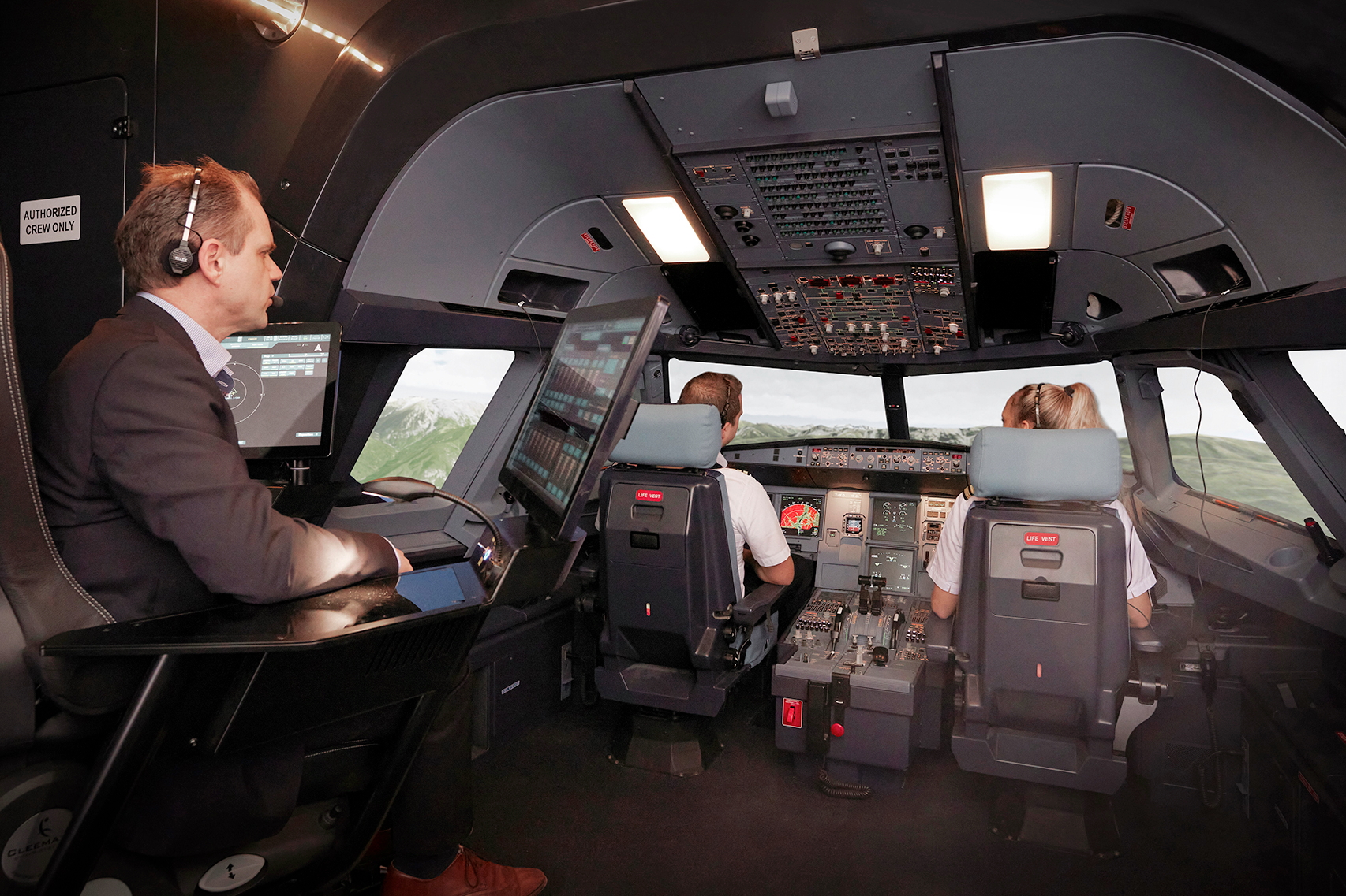 Wizz Air will use the Avion A320 Level D Full Flight Simulator based at London Luton Airport in England. Click to enlarge.