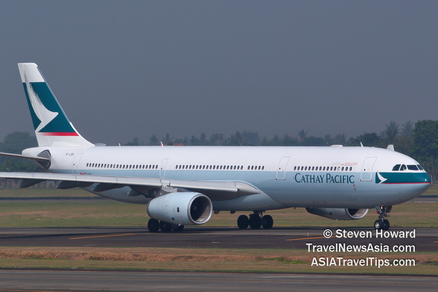 Cathay Pacific Airbus A330 reg: B-LBK. Picture by Steven Howard of TravelNewsAsia.com Click to enlarge.