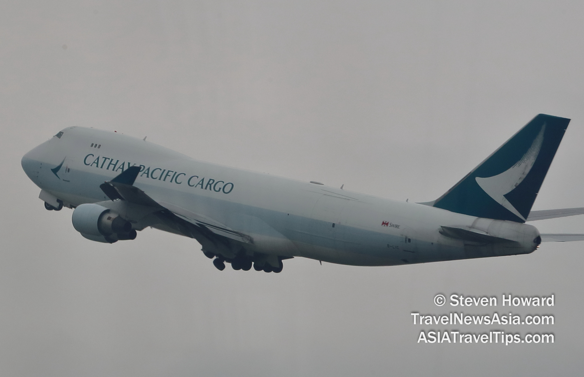 Cathay Pacific Boeing 747-4F reg: B-LIC. Picture by Steven Howard of TravelNewsAsia.com Click to enlarge.