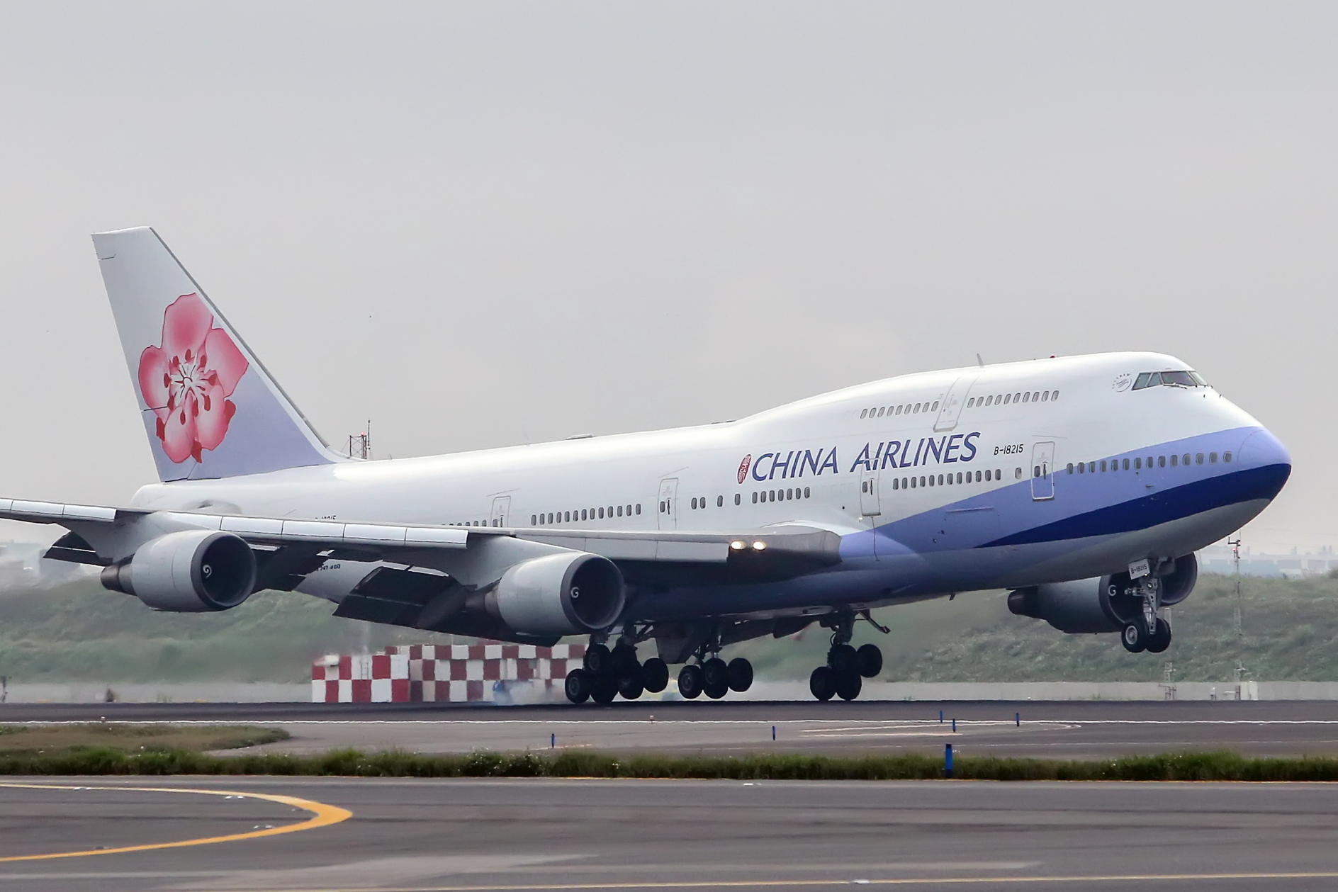 China Airlines Boeing 747-400 reg: B-18215. Click to enlarge.