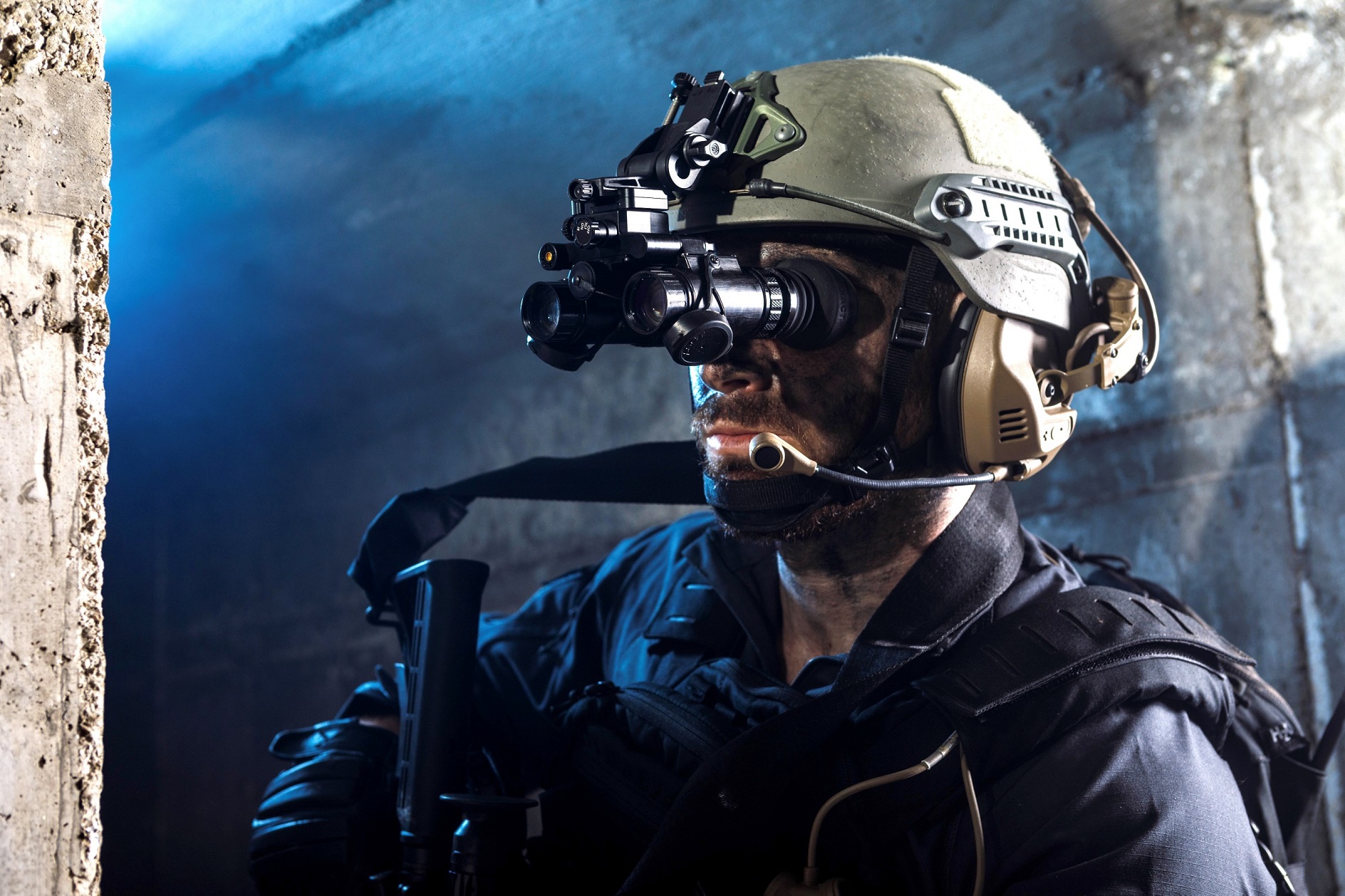 Elbit Systems will supply UK Armed Forces with lightweight micro binocular XACT nv33 NVGs in a helmet-mounted configuration. Click to enlarge.