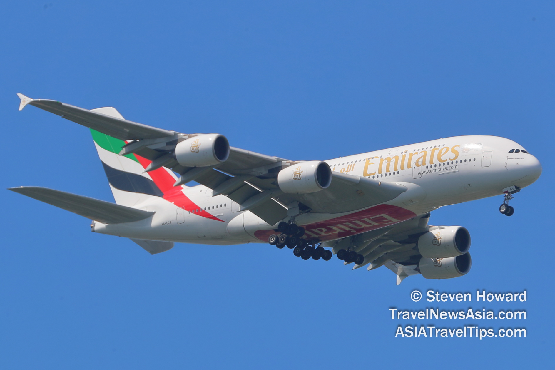 Emirates A380 reg: A6-EDV. Picture by Steven Howard of TravelNewsAsia.com Click to enlarge.