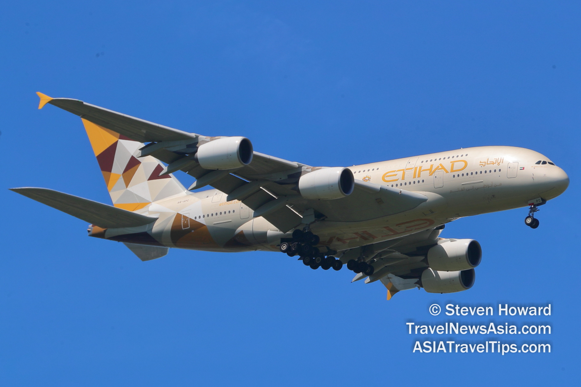 Etihad Airways Airbus A380 reg: A6-APC. Picture by Steven Howard of TravelNewsAsia.com Click to enlarge.