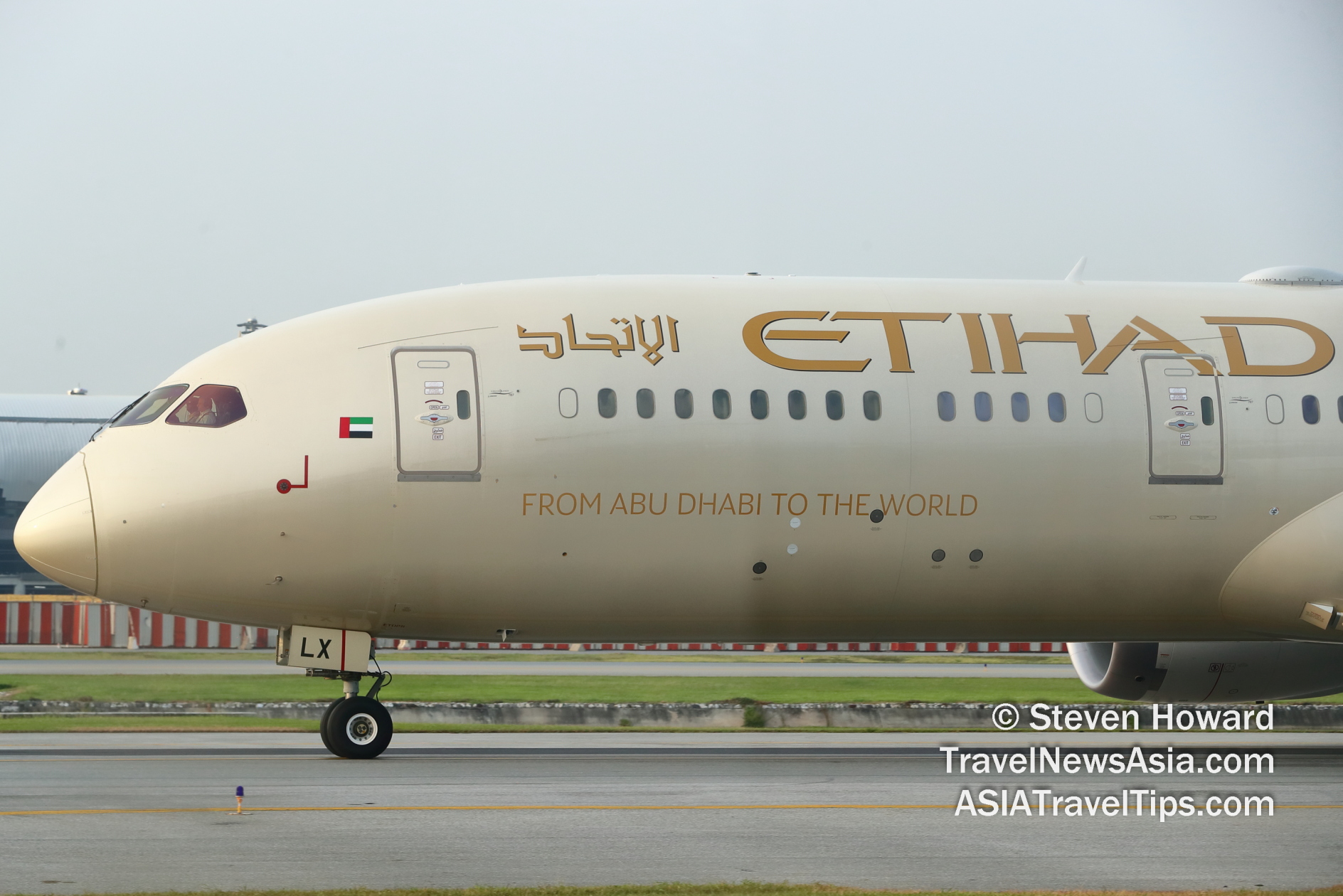 Etihad Airways Boeing 787-9 reg: A6-BLX. Picture by Steven Howard of TravelNewsAsia.com Click to enlarge.