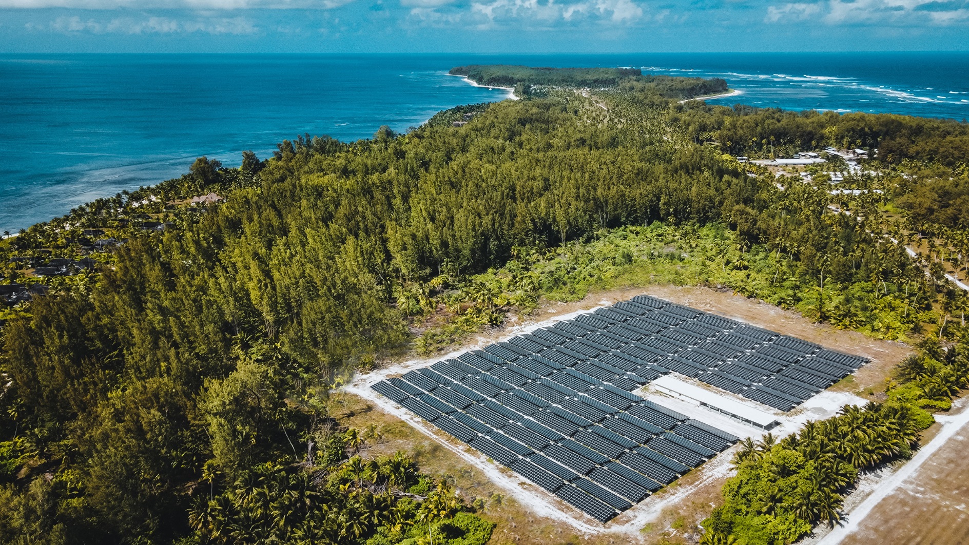 With more than 7,200 solar panels, the plant is capable of producing a minimum of 2,500 KW which will allow Four Seasons Resort Seychelles at Desroches Island – the only resort on the 6.5 kilometre (4 mile) long coral island in the Outer Amirantes – to reduce its dependency on Caterpillar diesel generators by 85 percent. Click to enlarge.