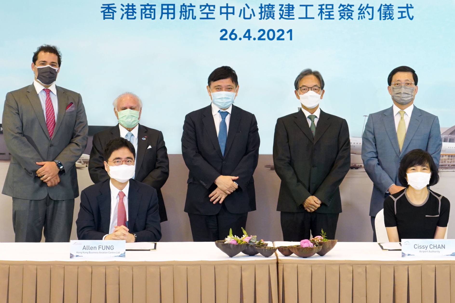 Jack So, Chairman of the Airport Authority Hong Kong (AA) (back row second right) and Fred Lam, Chief Executive Officer of the AA (back row first right), witness the signing of agreement on Hong Kong Business Aviation Centre (HKBAC) expansion project, together with the representatives of the key shareholders of HKBAC Ltd, Raymond Kwok, Chairman and Managing Director of Sun Hung Kai Properties Ltd (back row middle), Sir Michael Kadoorie, Director of HKBAC Ltd (back row second left) and Philip Kadoorie (back row first left). Click to enlarge.