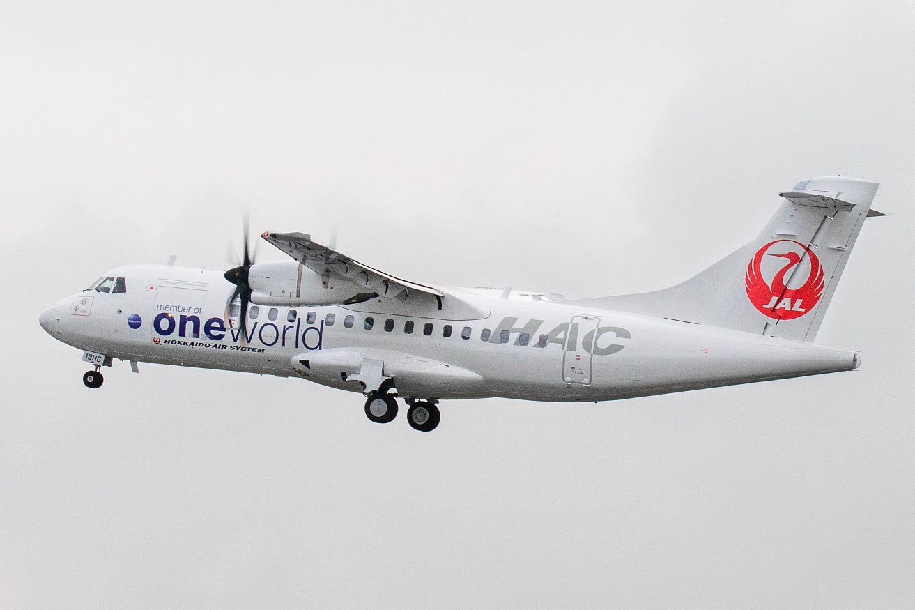 Hokkaido Air System’s (HAC) latest ATR 42-600 left Toulouse on Wednesday bound for Japan, with a brand new One World Alliance livery and using Sustainable Aviation Fuel (SAF) for the first leg of its ferry flight. Click to enlarge.