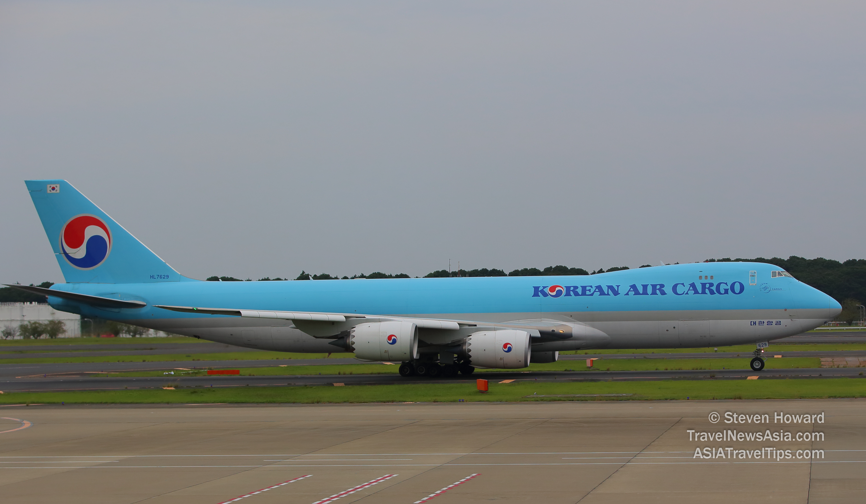 Korean Air Cargo Boeing 7478F reg: HL7629. Picture by Steven Howard of TravelNewsAsia.com Click to enlarge.