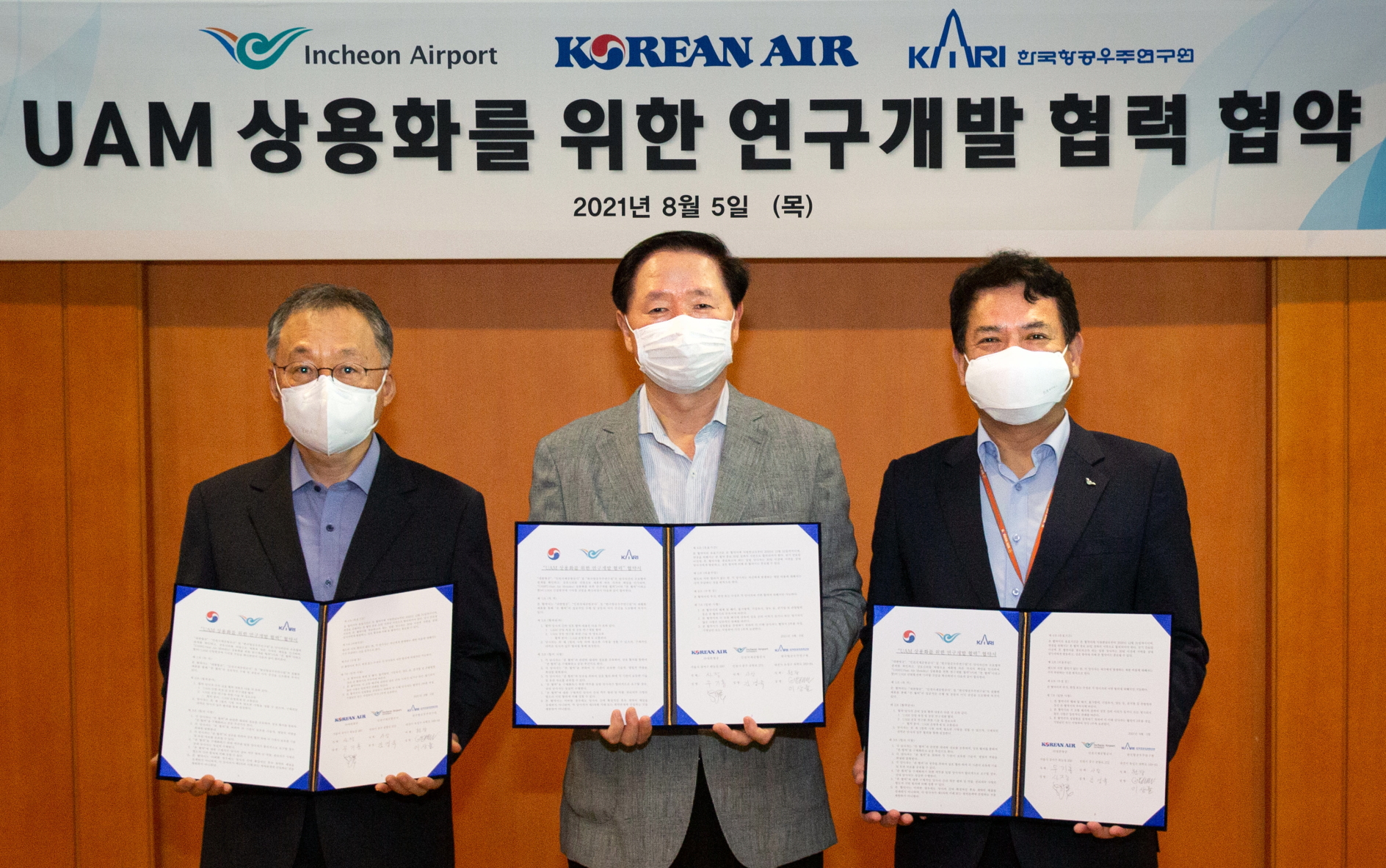 From left to right: Mr. Lee Sang-Rryool, President of Korea Aerospace Research Institute; Mr. WOO Keehong, President of Korean Air; and Mr. KIM Kyung Wook, CEO of Incheon International Airport Corporation. Click to enlarge.