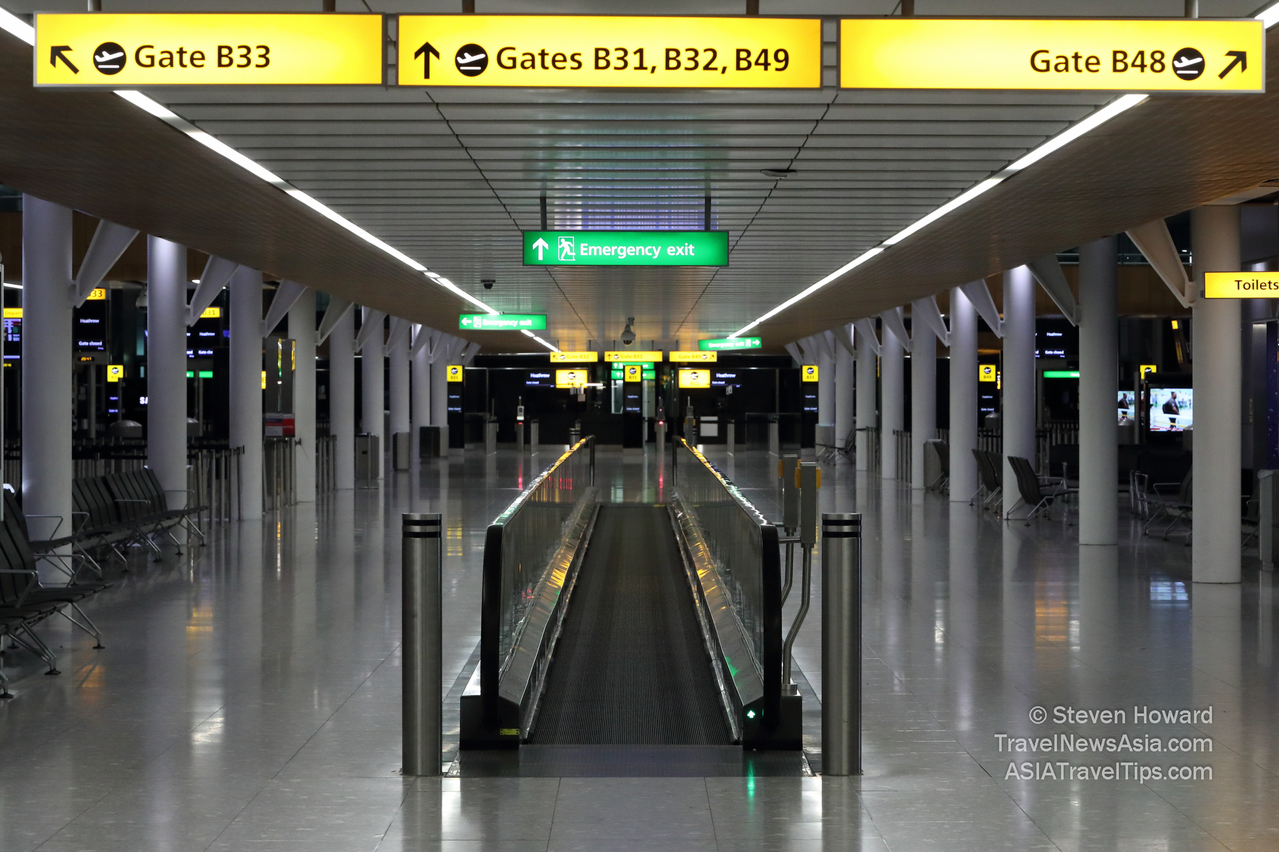 Walkway at London Heathrow (LHR). Picture by Steven Howard of TravelNewsAsia.com Click to enlarge.