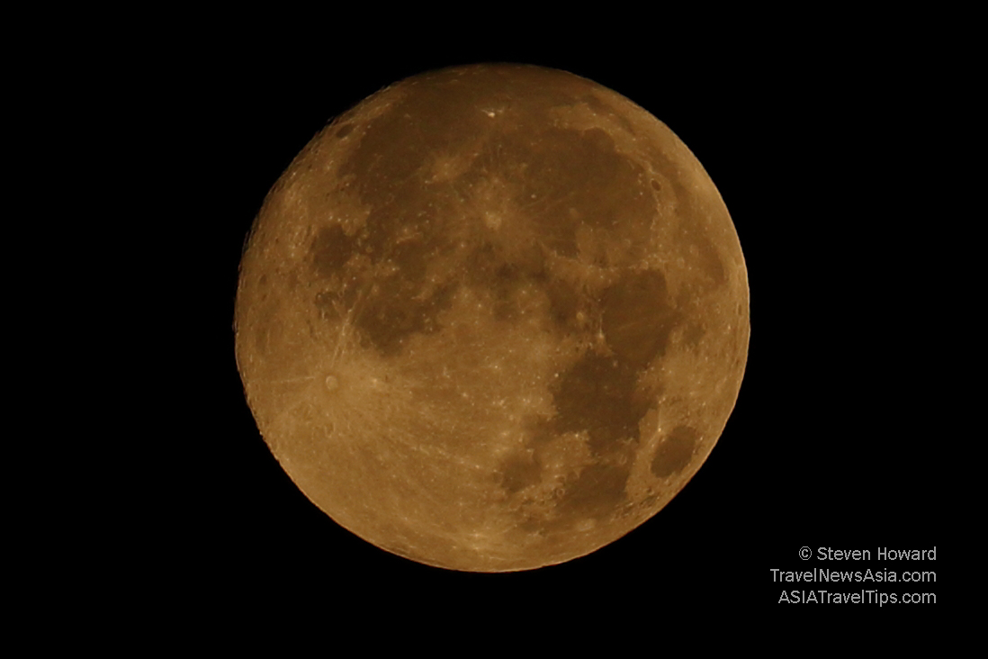 Picture of a Supermoon by Steven Howard of TravelNewsAsia.com Click to enlarge.