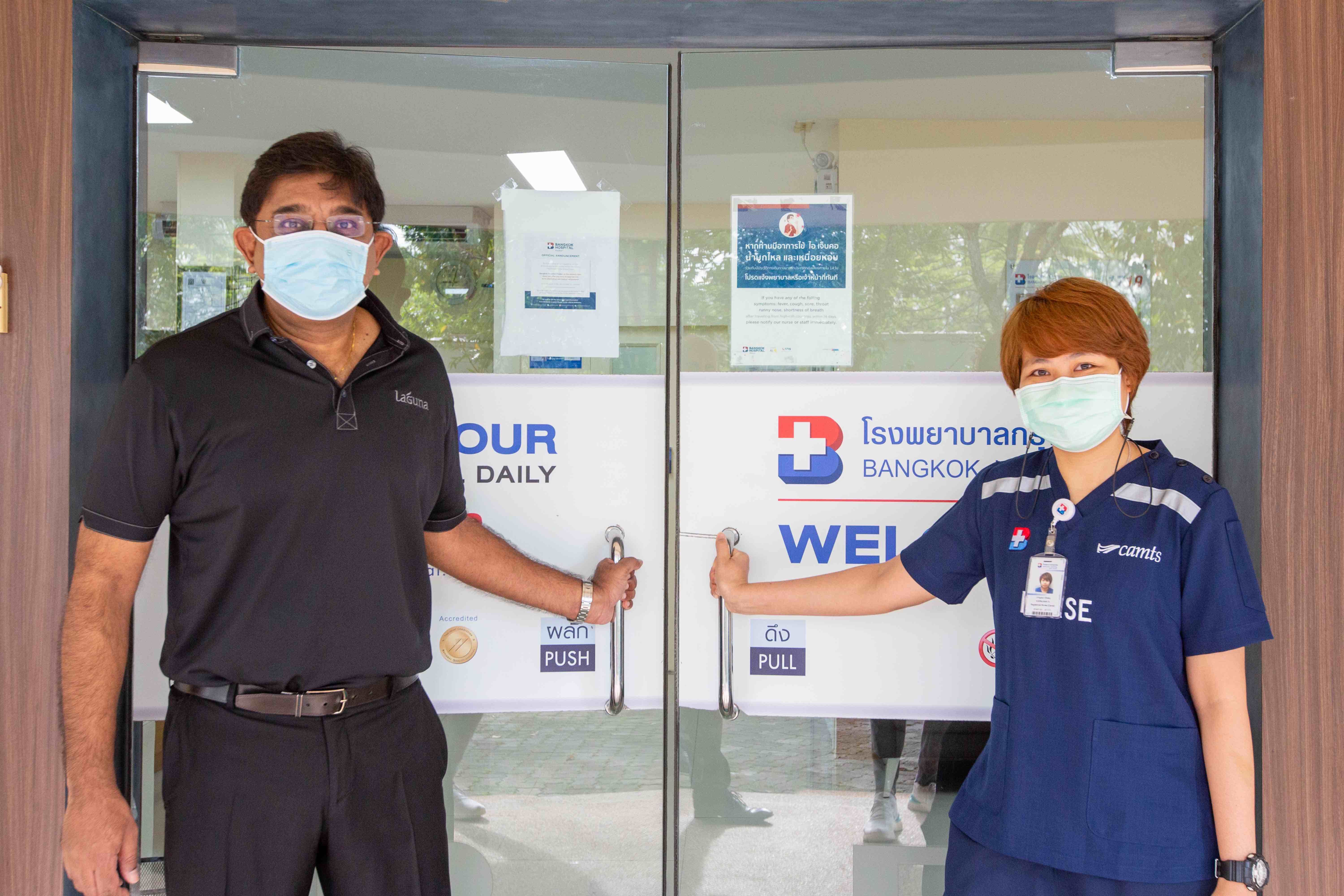 Ravi Chandran (left), Managing Director of Laguna Phuket with staff of Bangkok Hospital Phuket at the newly opened PCR test centre located in Canal Village. Click to enlarge.