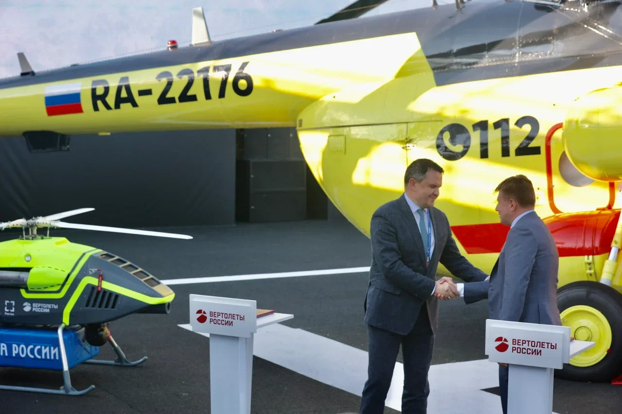 Andrey Boginsky (right), Director General of Russian Helicopters and Maxim Akimov, Director General of Russian Post, signed the document at the MAKS-2021 International Aviation and Space Show. Click to enlarge.