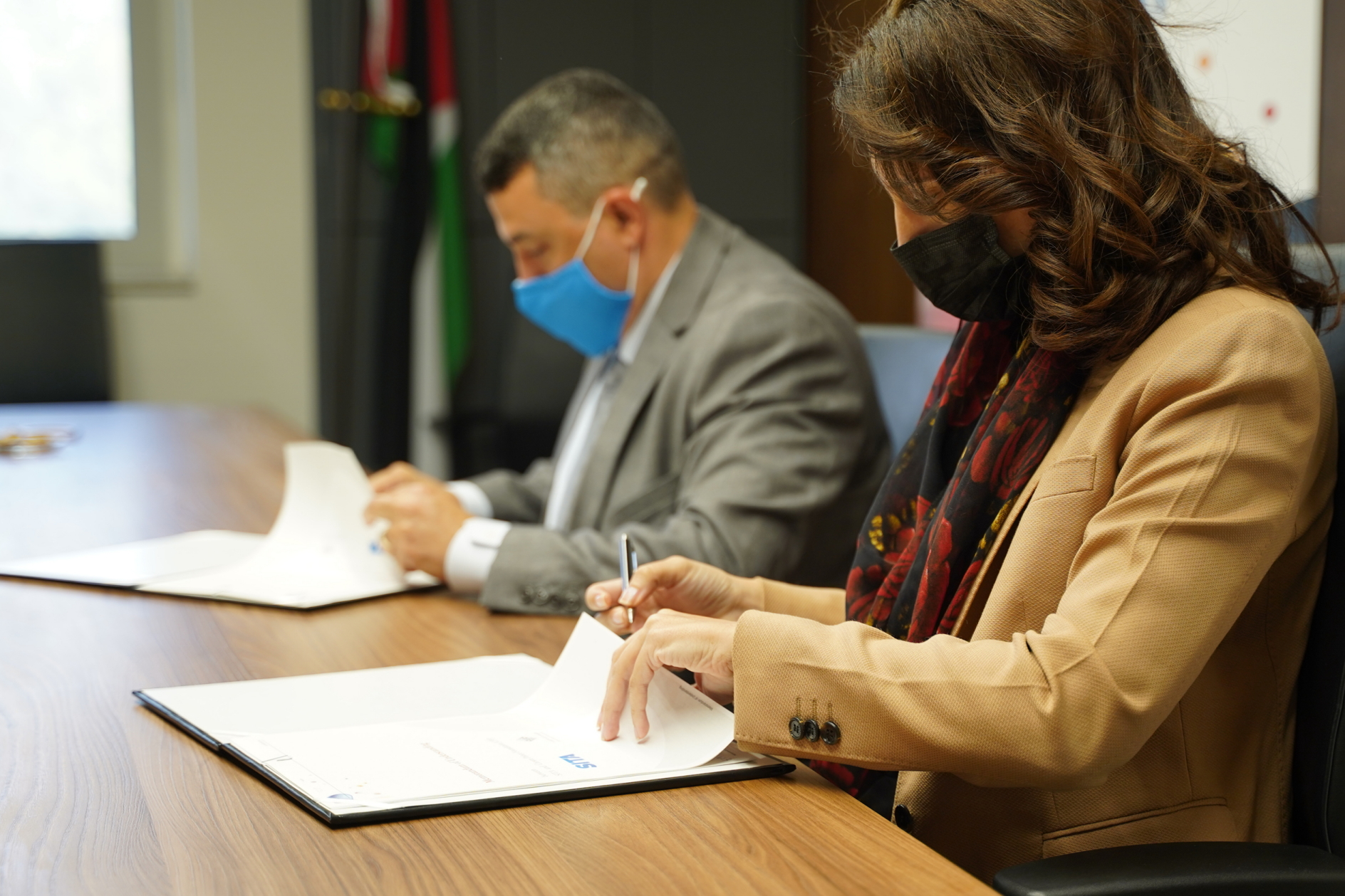Dr. Tamam Mango, CEO of the Crown Prince Foundation, and Mr. Hani El-Assaad, SITA President - MEA, sign the MOU, opening the door to new career opportunities in Jordan. Click to enlarge.