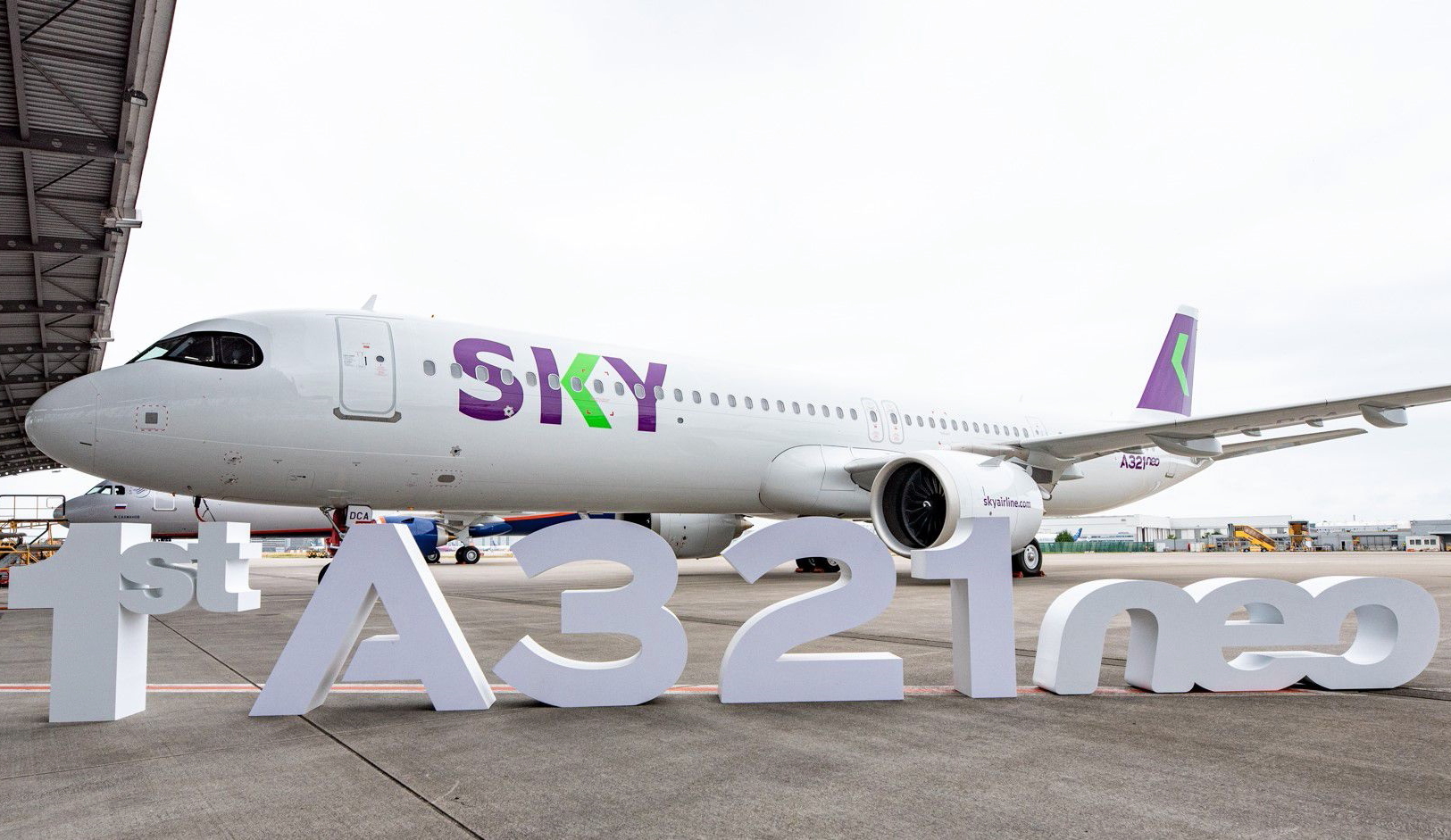 SKY, a low-cost carrier based in Chile, has taken delivery of its first A321neo leased from Air Lease Corporation. SKY is the first airline in Chile to operate the A321neo and the first in South America to operate the plane with a high density cabin configuration. Click to enlarge.
