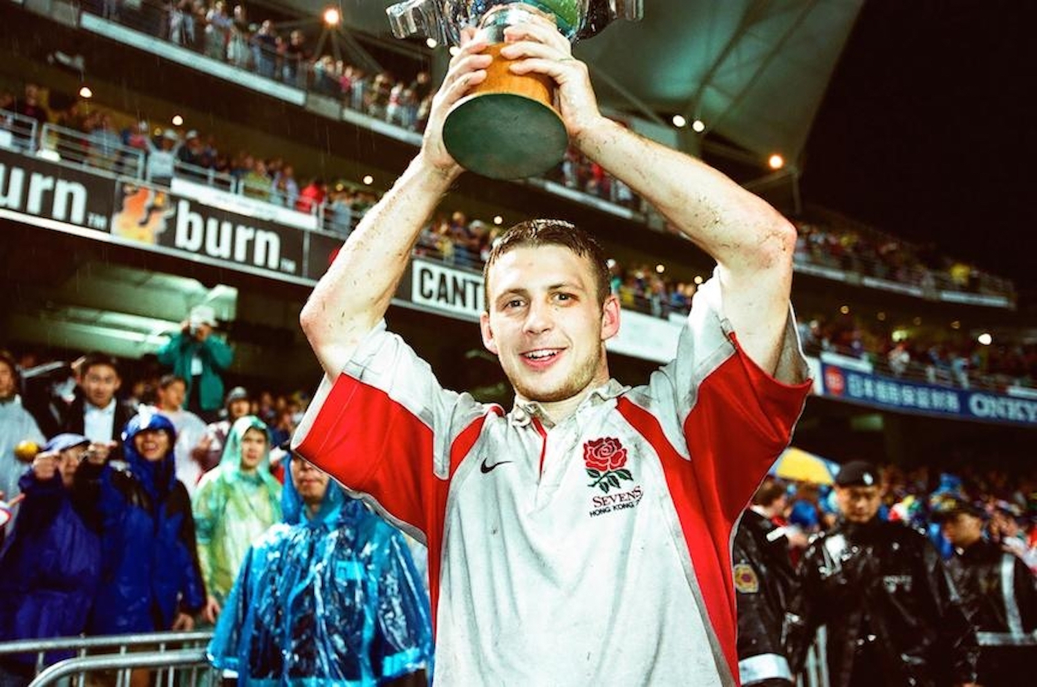 Simon Amor, the new interim Hong Kong coach, lifts cup for England at HK7s 2002. England beat Fiji 33-20 in the final on 24 March. Click to enlarge.