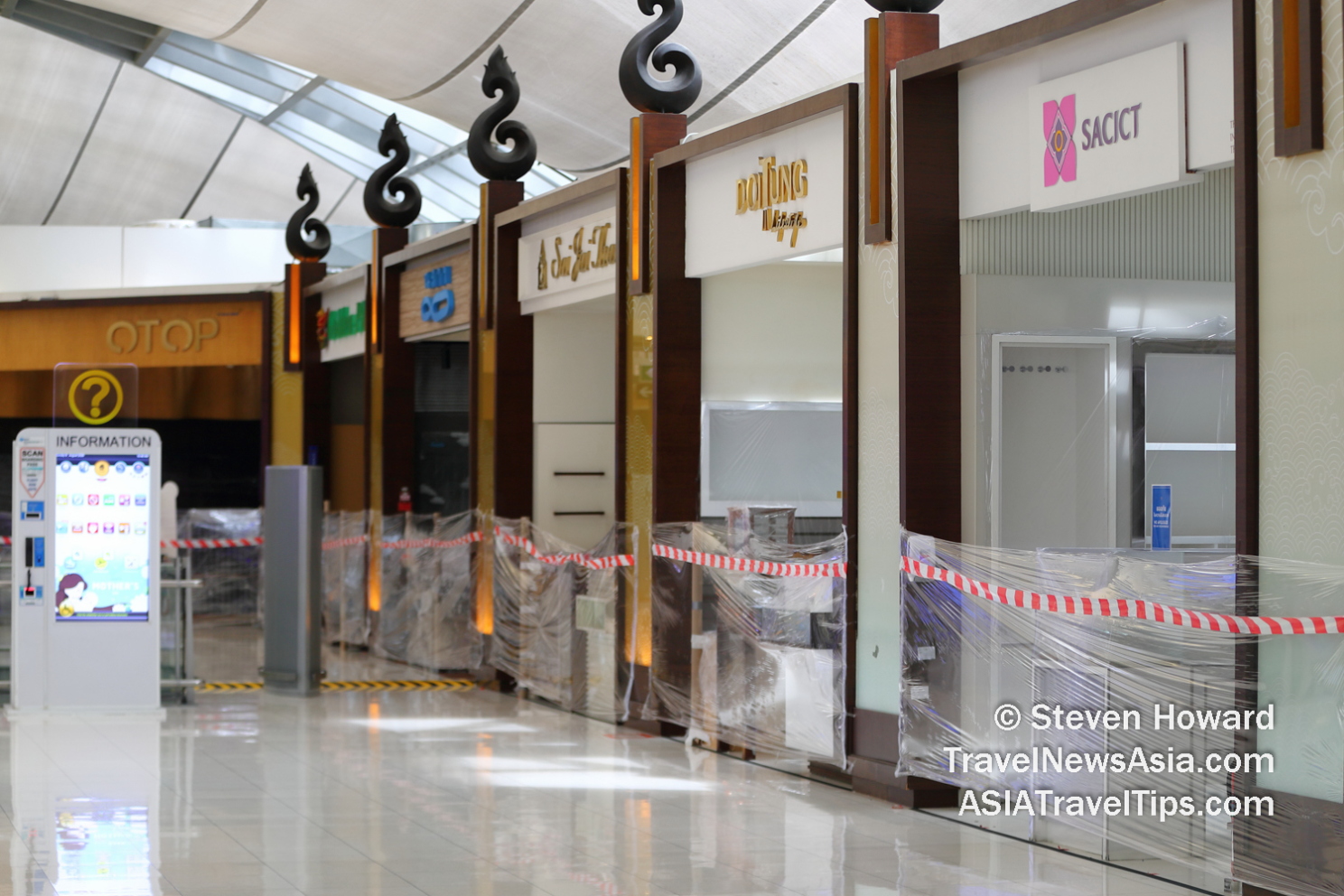 Closed shops at Suvarnabhumi Airport (BKK) in August 2020. Picture by Steven Howard of TravelNewsAsia.com Click to enlarge.