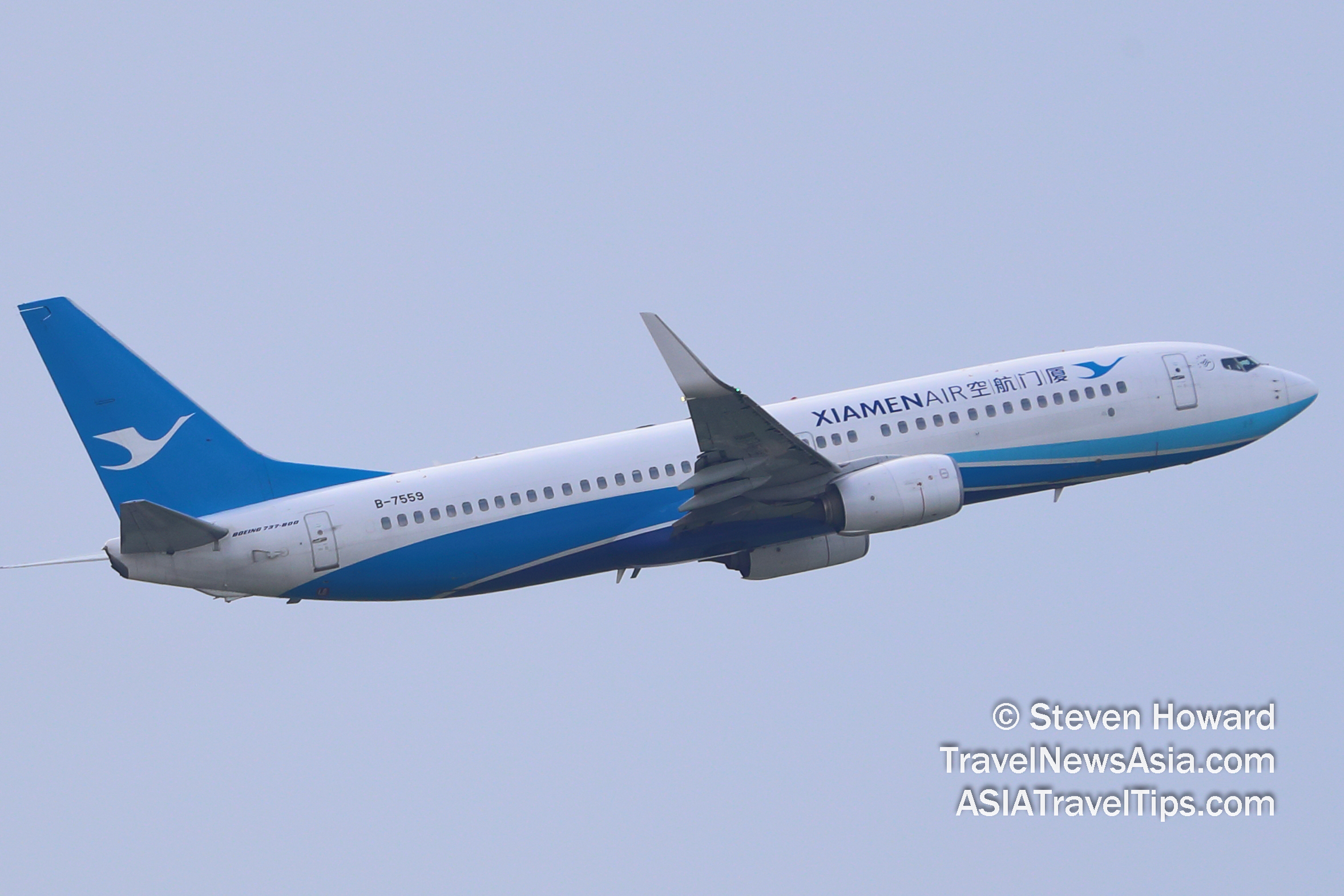 Xiamen Air Boeing 737 reg: B-7559. Picture by Steven Howard of TravelNewsAsia.com. Click to enlarge.