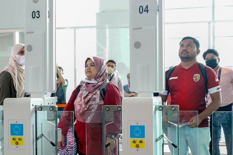 AirAsia integrates facial recognition system with Malaysia Airports' EZPaz technology at klia2. Click to enlarge.