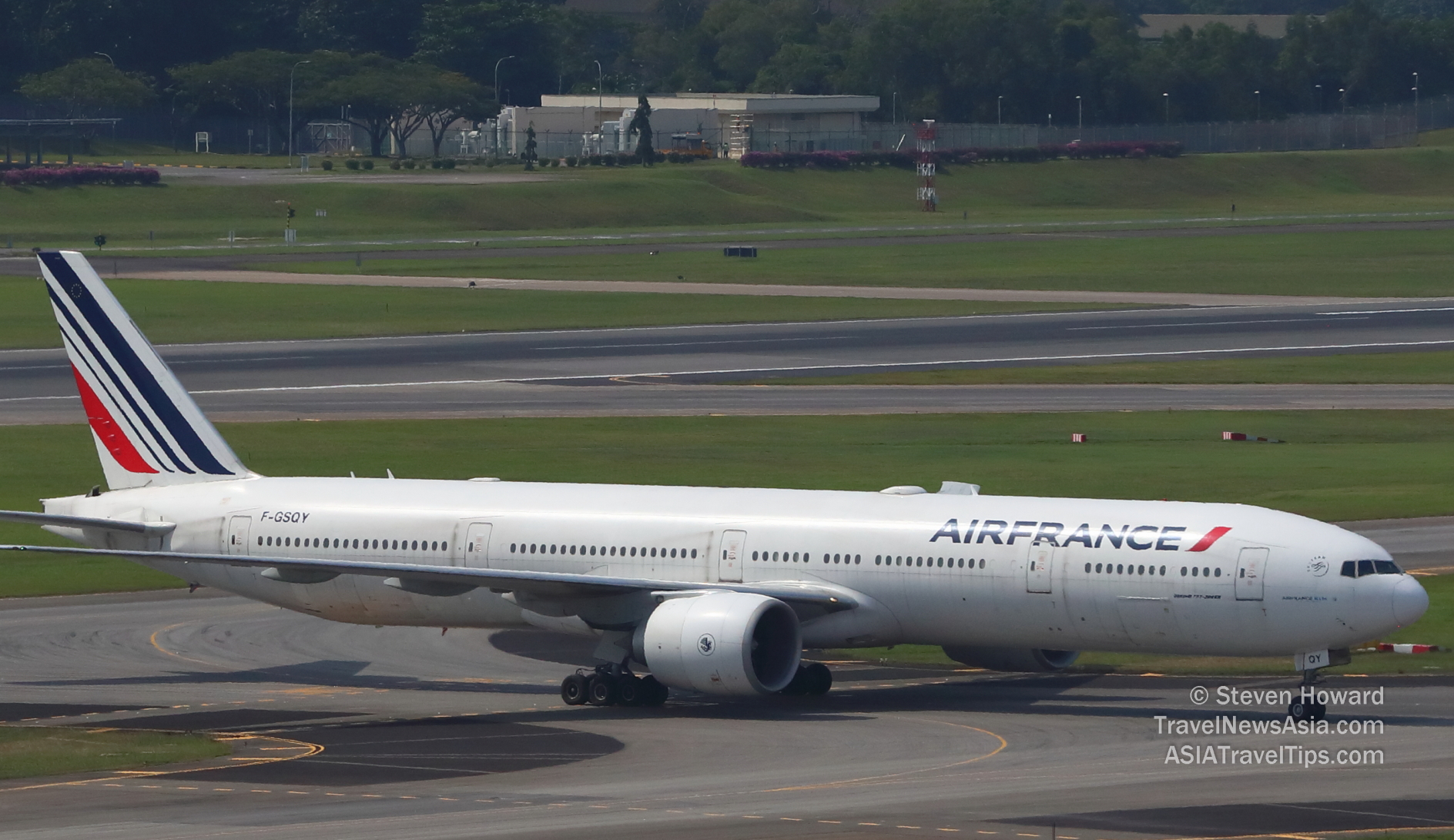 Air France Boeing 777-300ER immatriculé : F-GSQY.  Photo par Steven Howard de TravelNewsAsia.com Cliquez pour agrandir.