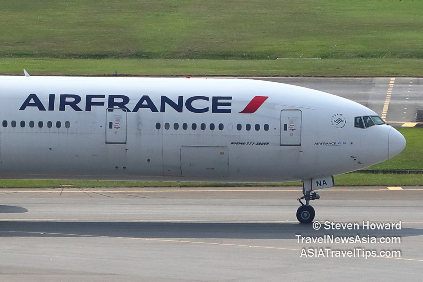 Air France Boeing 777-300ER reg: F-GZNA. Picture by Steven Howard of TravelNewsAsia.com Click to enlarge.