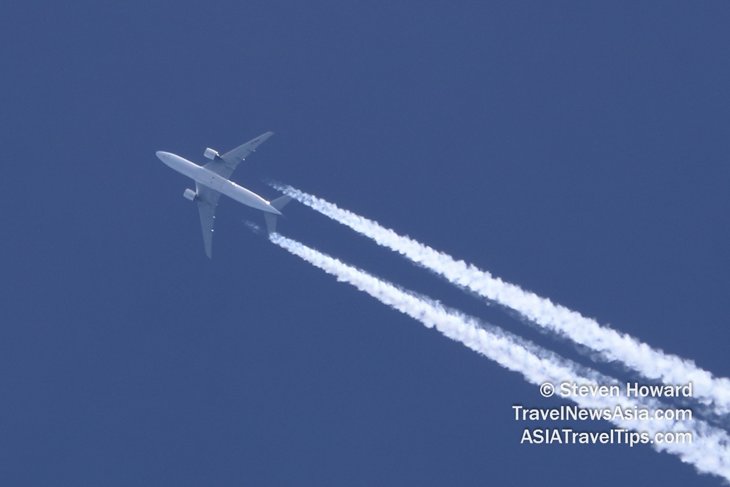 Aircraft leaves contrails behind as it flies overhead. Picture by Steven Howard of TravelNewsAsia.com Click to enlarge.