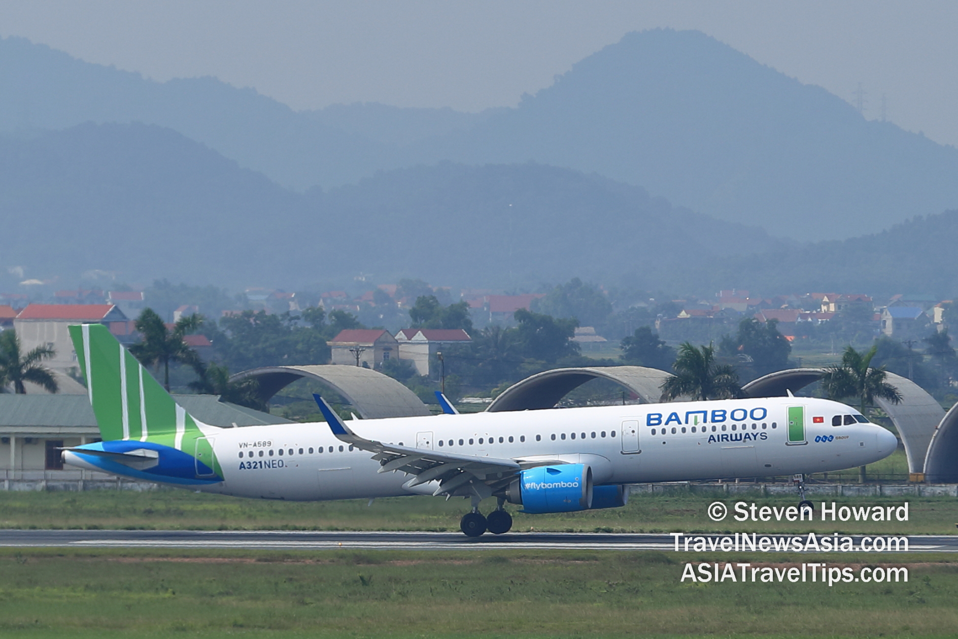 Bamboo Airways Airbus A321neo Registration: VN-A589.  Image by Steven Howard from TravelNewsAsia.com Click to enlarge.