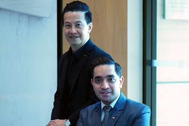 Bernard Siew (left/rear) with Suthiroj (Chris) Sathitpornkitti. Click to enlarge.