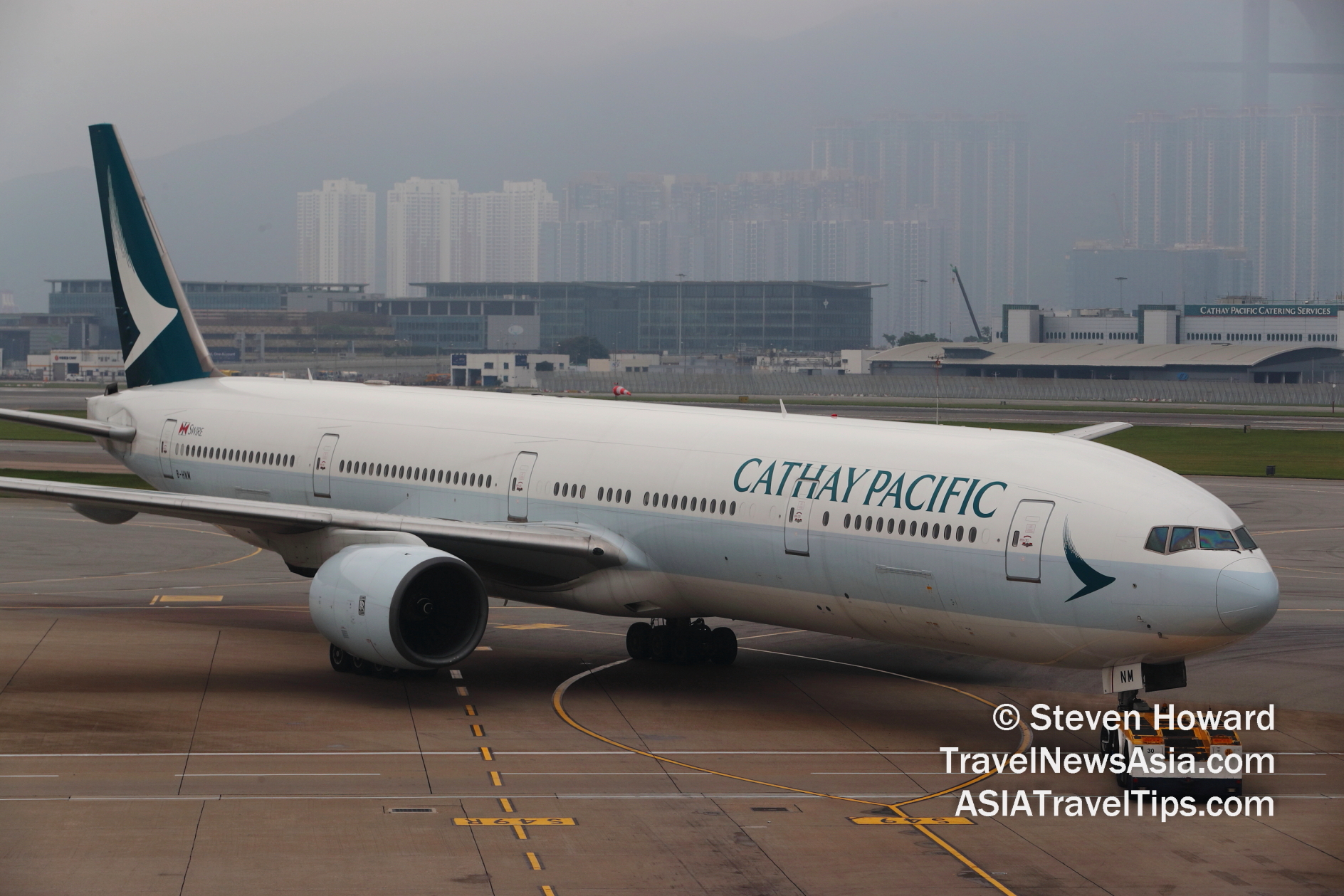 Cathay Pacific Boeing 777-300 reg: B-HNM. Picture by Steven Howard of TravelNewsAsia.com Click to enlarge.