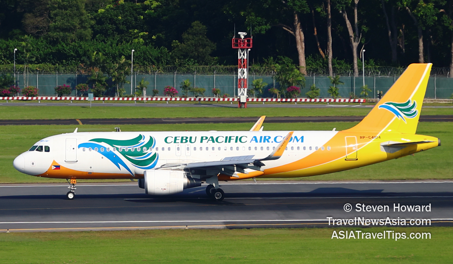 Cebu Pacific Airbus A320 reg: RP-C4104. Picture by Steven Howard of TravelNewsAsia.com Click to enlarge.
