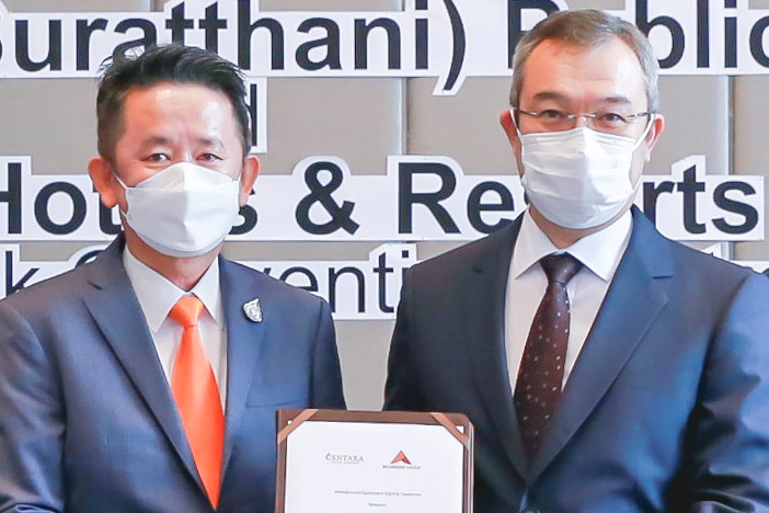 Piriya Tanerananonth (left), CEO of Baansuay Group (Suratthani) with Thirayuth Chirathivat, Chief Executive Officer, Centara Hotels & Resorts. Click to enlarge.