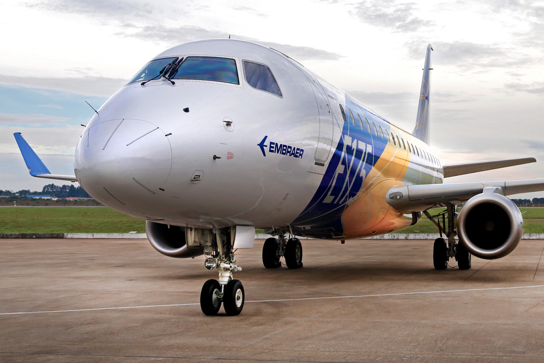 Embraer E175. Click to enlarge.