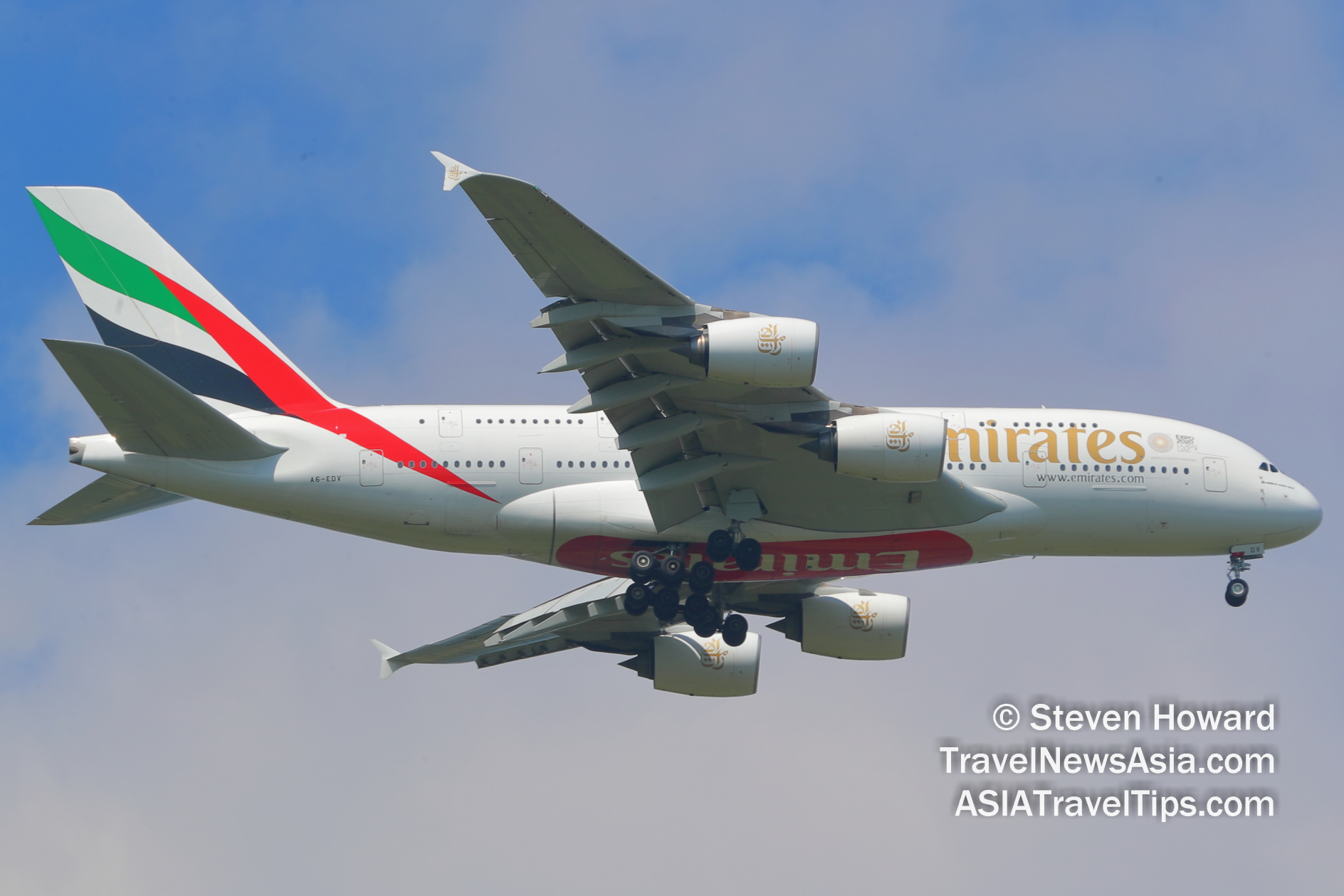 Emirates A380 reg: A6-EDV. Picture by Steven Howard of TravelNewsAsia.com Click to enlarge.