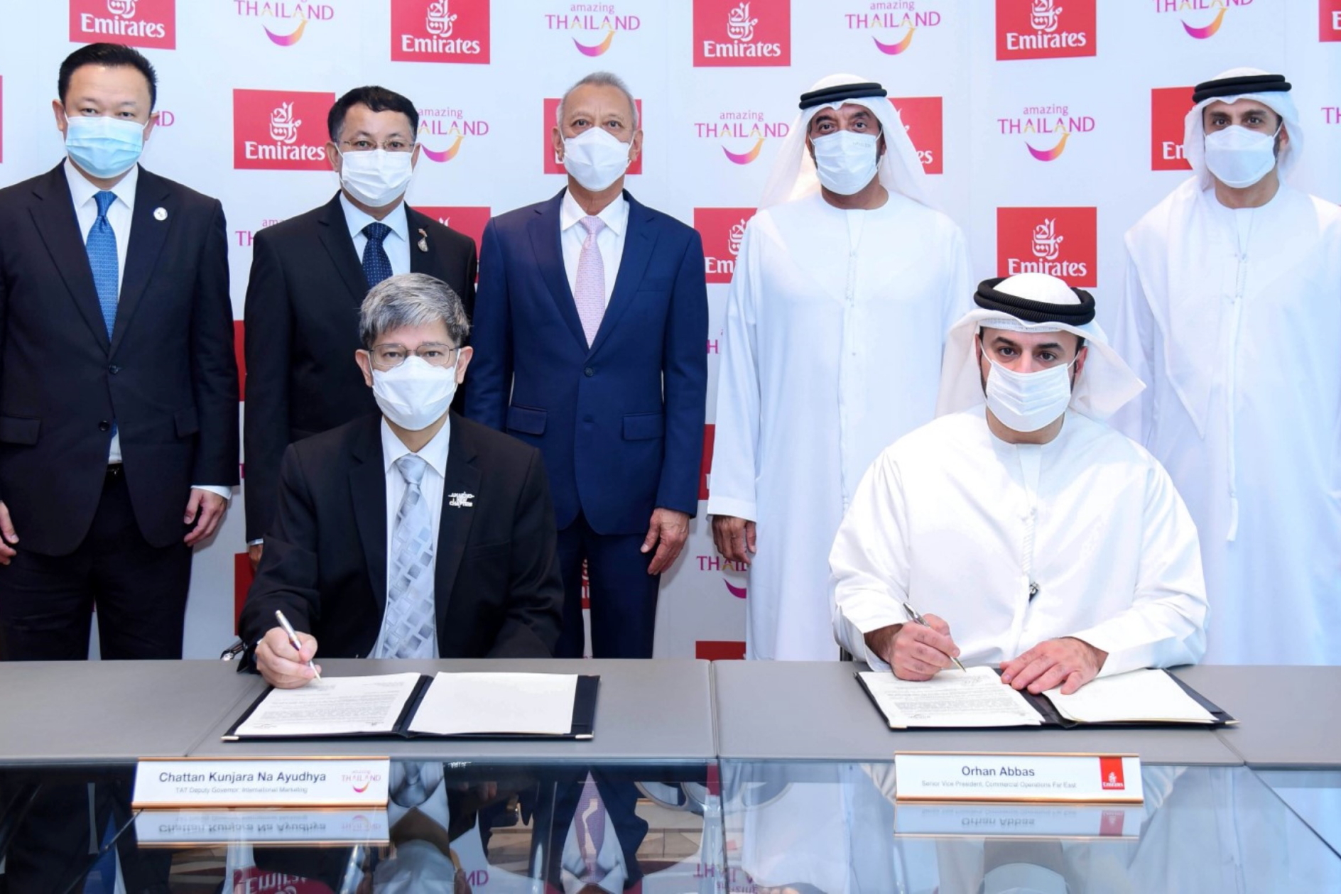 The MOC was signed by Orhan Abbas, Senior Vice President of Commercial Operations – Far East at Emirates and Chattan Kunjara Na Ayudhya, Deputy Governor for International Marketing (Europe, Africa, Middle East and Americas), in the presence of HH Sheikh Ahmed bin Saeed Al Maktoum, Emirates Group Chairman and HE Phiphat Ratchakitprakarn, Thailand’s Minister of Tourism and Sports. Also present at the signing ceremony were Yuthasak Supasorn, Governor of the Tourism Authority of Thailand, HE Chairat Sirivat, Consul-General of Thailand to the UAE and Adnan Kazim, Chief Commercial Officer, Emirates. Click to enlarge.