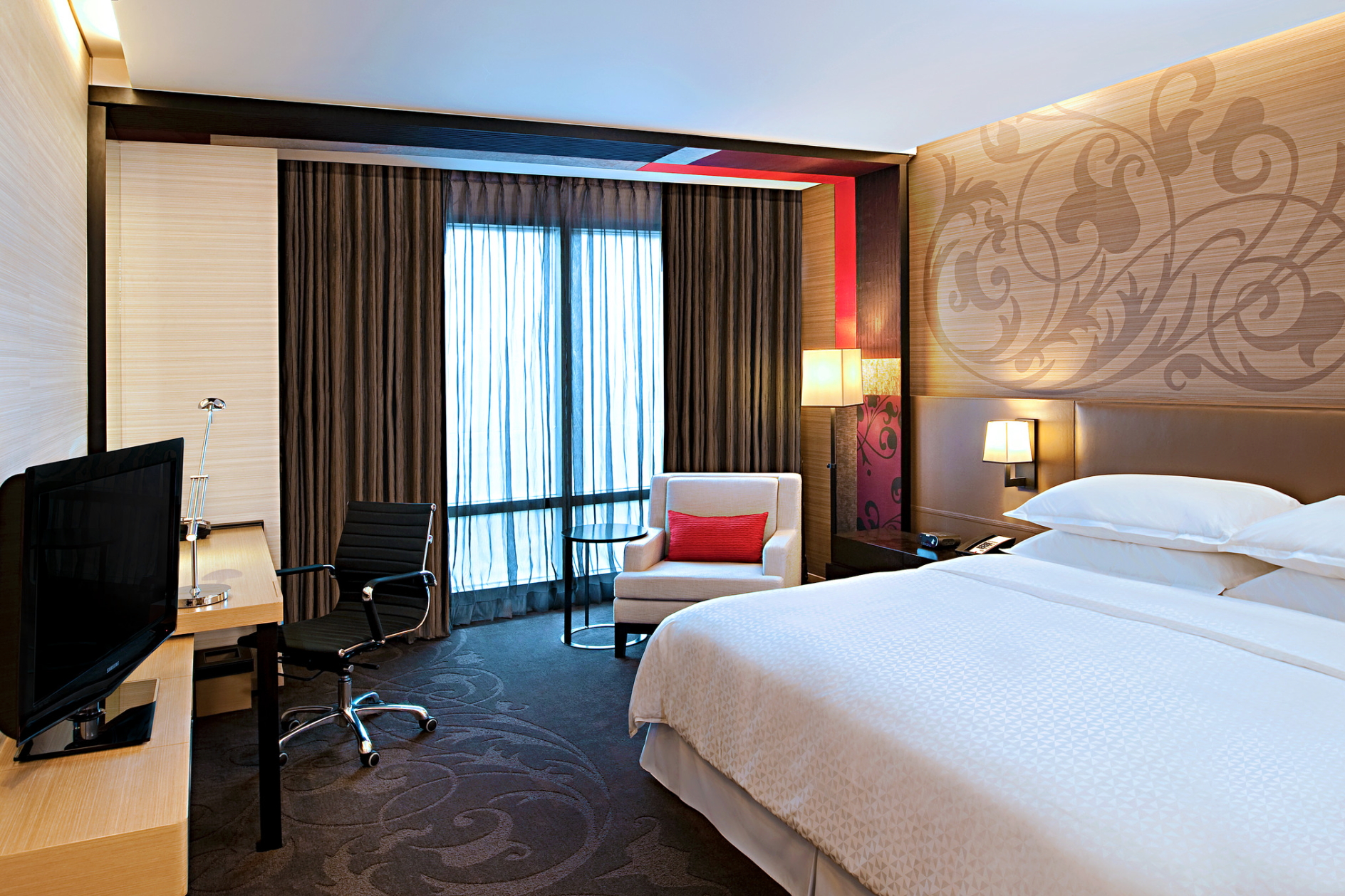 Deluxe Room at Four Points by Sheraton Bangkok Sukhumvit 15. Click to enlarge.