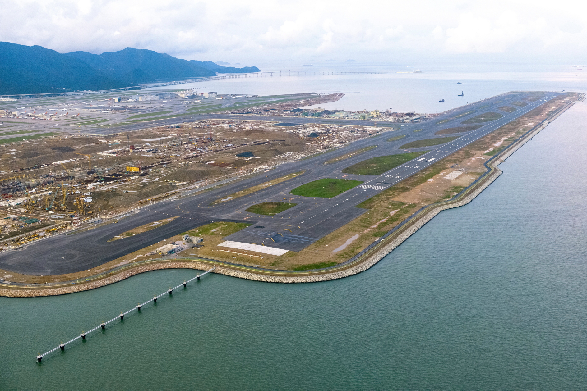 HKIA closes Centre Runway as new Third Runway opens for familiarisation. Click to enlarge.
