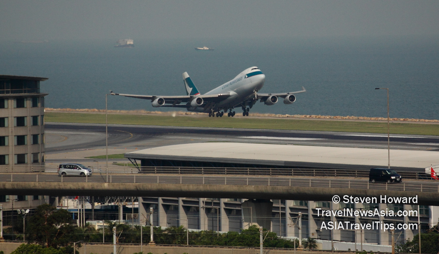 Cathay Pacific Boeing 747F décollant de HKIA.  Photo par Steven Howard de TravelNewsAsia.com Cliquez pour agrandir.