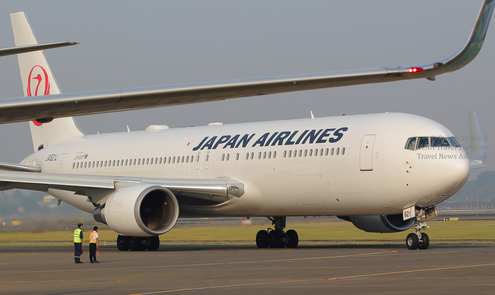 Japan Airlines B767 reg: JA621J. Picture by Steven Howard of TravelNewsAsia.com Click to enlarge.