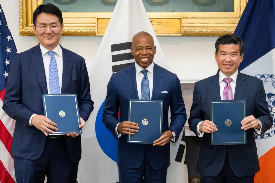 (From left) Walter Cho - Chairman & CEO of Korean Air, Eric Adams - Mayor of New York City, and James Kim - Chairman & CEO of AMCHAM Korea. Click to enlarge.