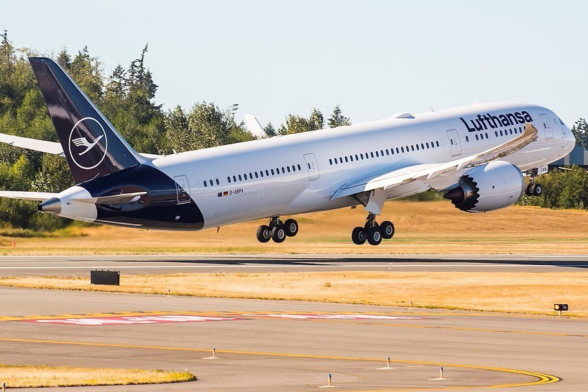 Lufthansa Boeing 787-9. Click to enlarge.