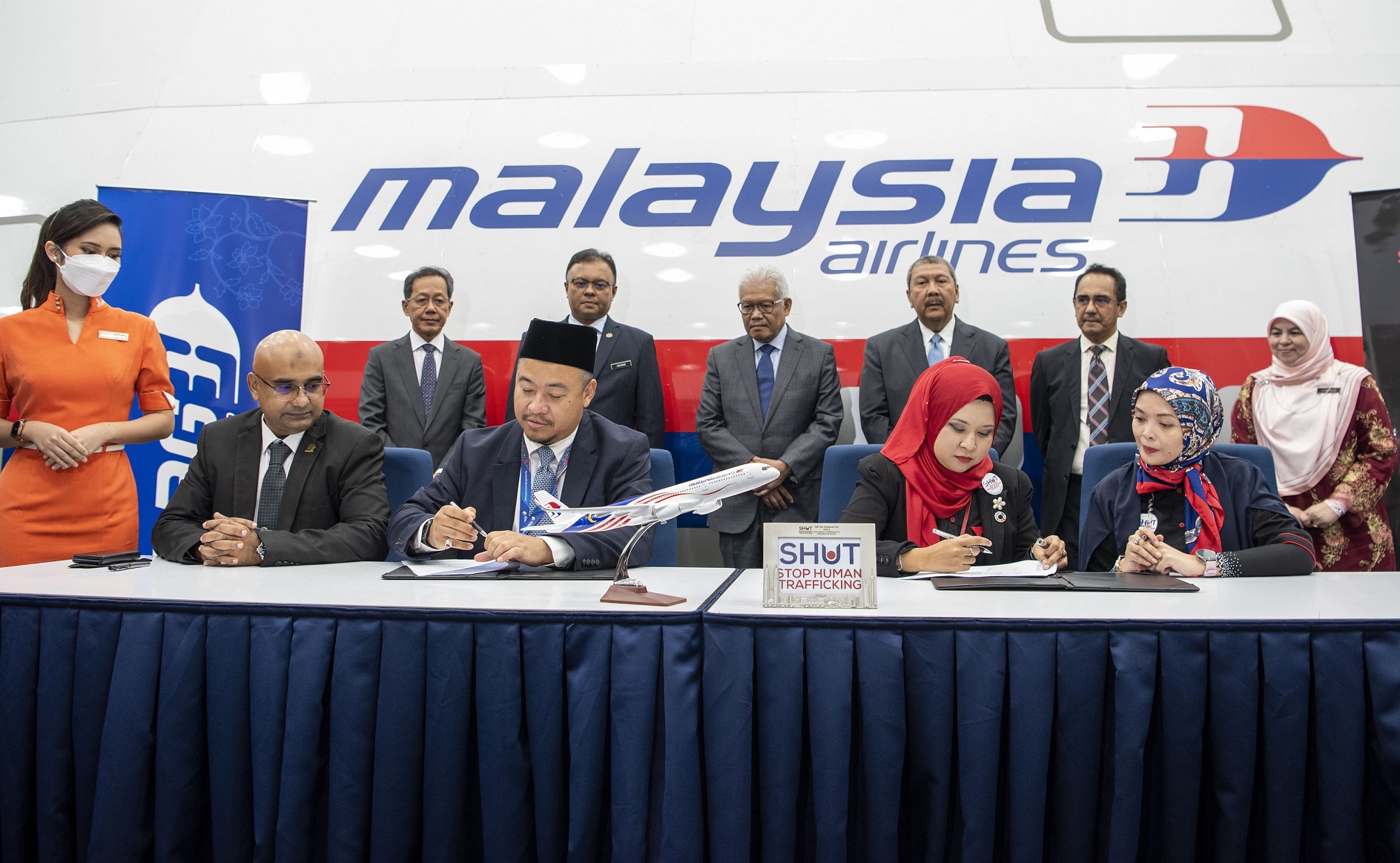 Malaysia Airlines signs MOU with Stop Human Trafficking Association (SHUT). Click to enlarge.