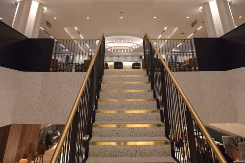QantasLoungeLondonStaircaseM