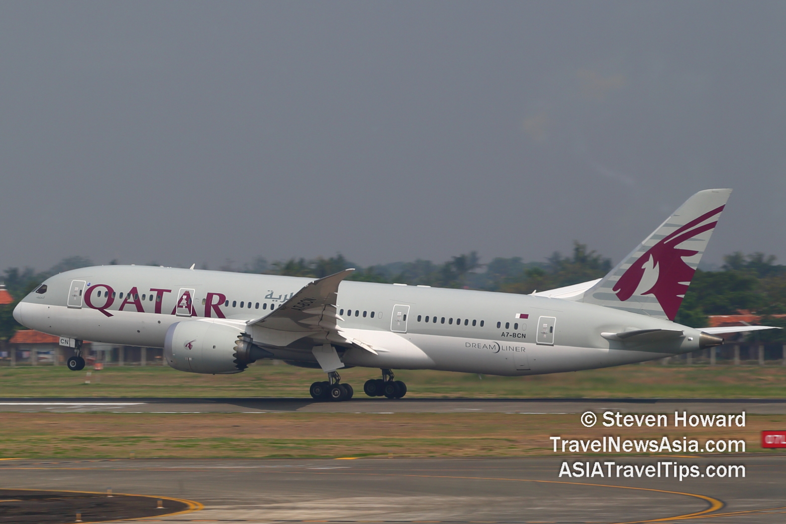 Qatar Airways B787-8 reg: A7-BCN. Picture by Steven Howard of TravelNewsAsia.com Click to enlarge.